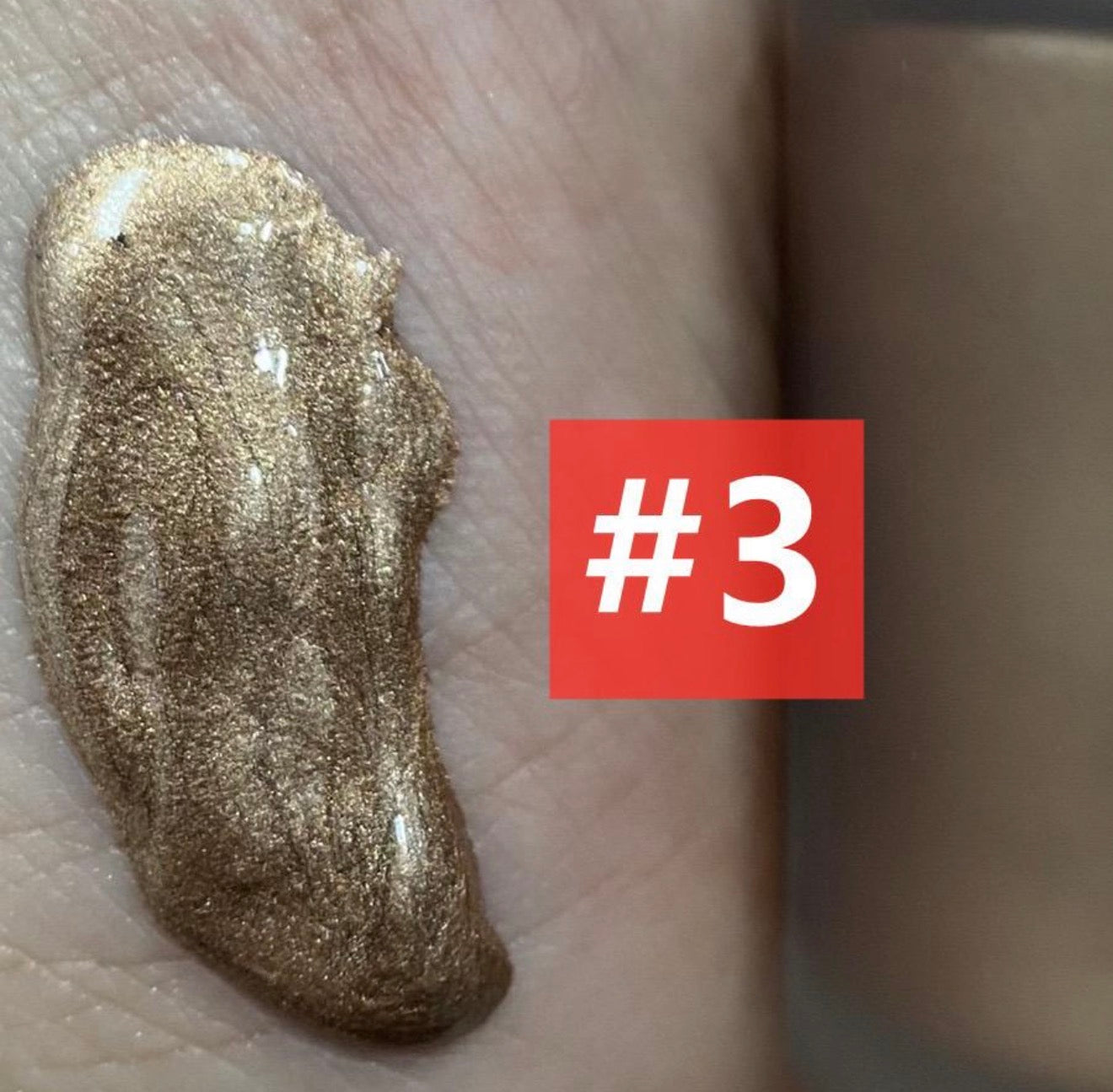 Close-up of the EpiLynx bronzer and glow drops texture