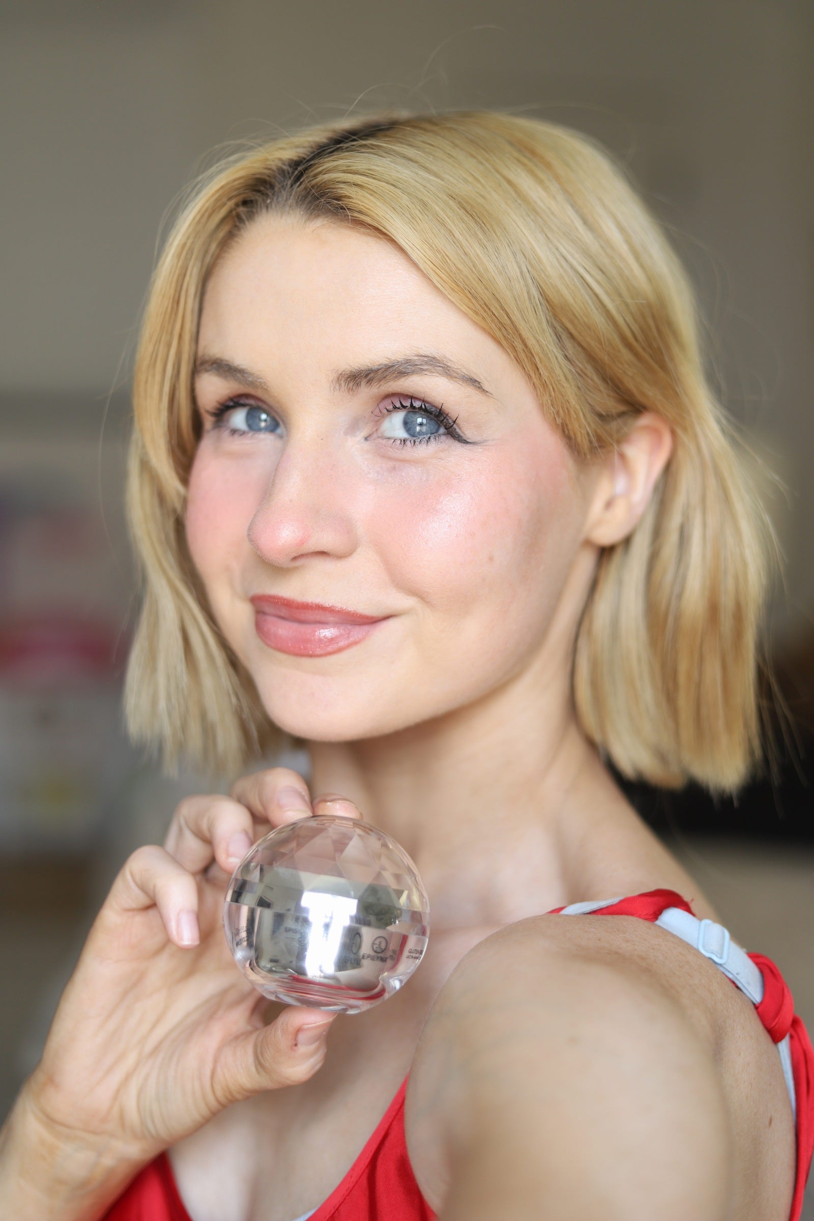 Model holding the EpiLynx Episilk Crystal gluten-free vegan wrinkle-smoothing face cream