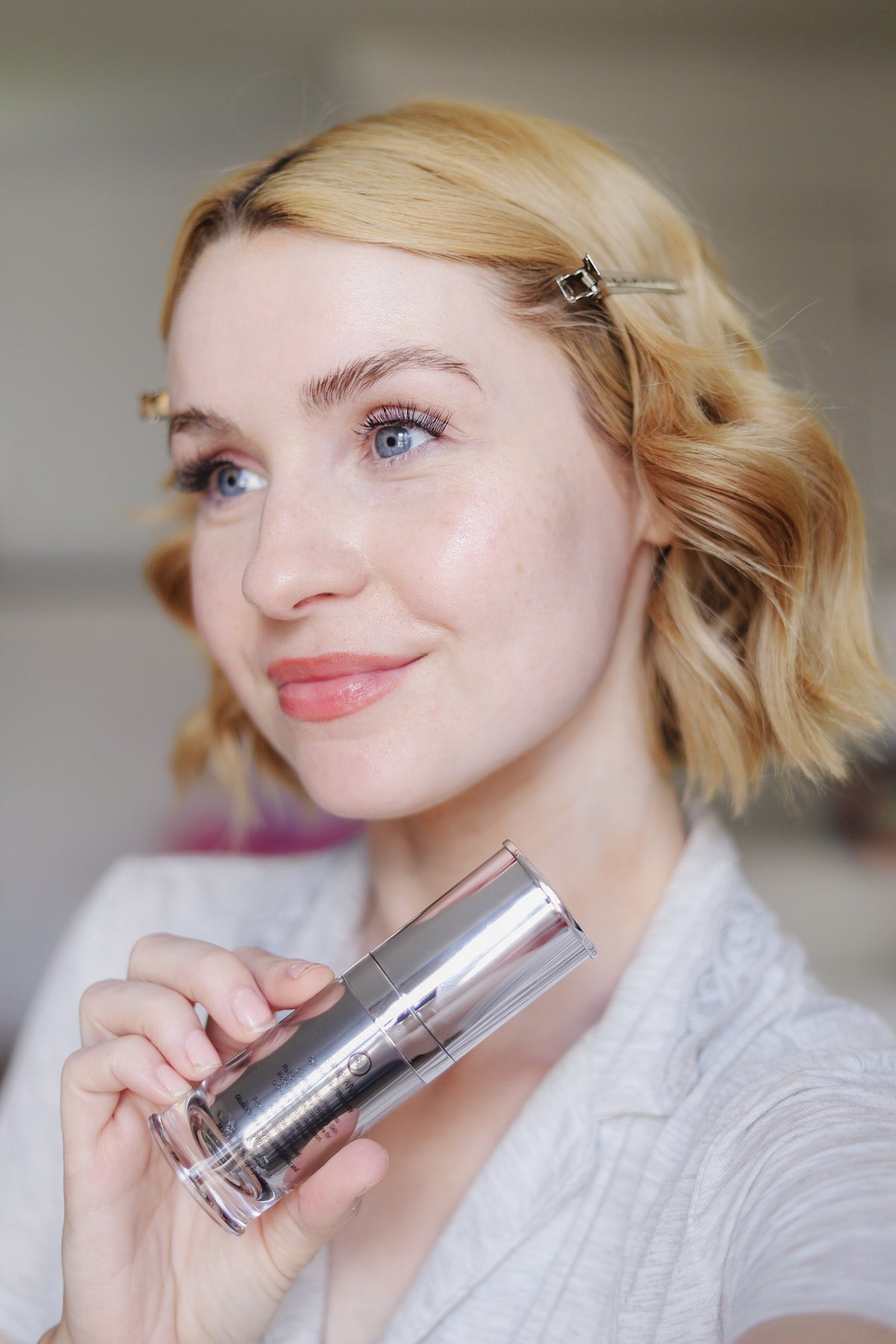 Model holding the EpiLynx Episilk Crystal gluten-free vegan brightening face serum