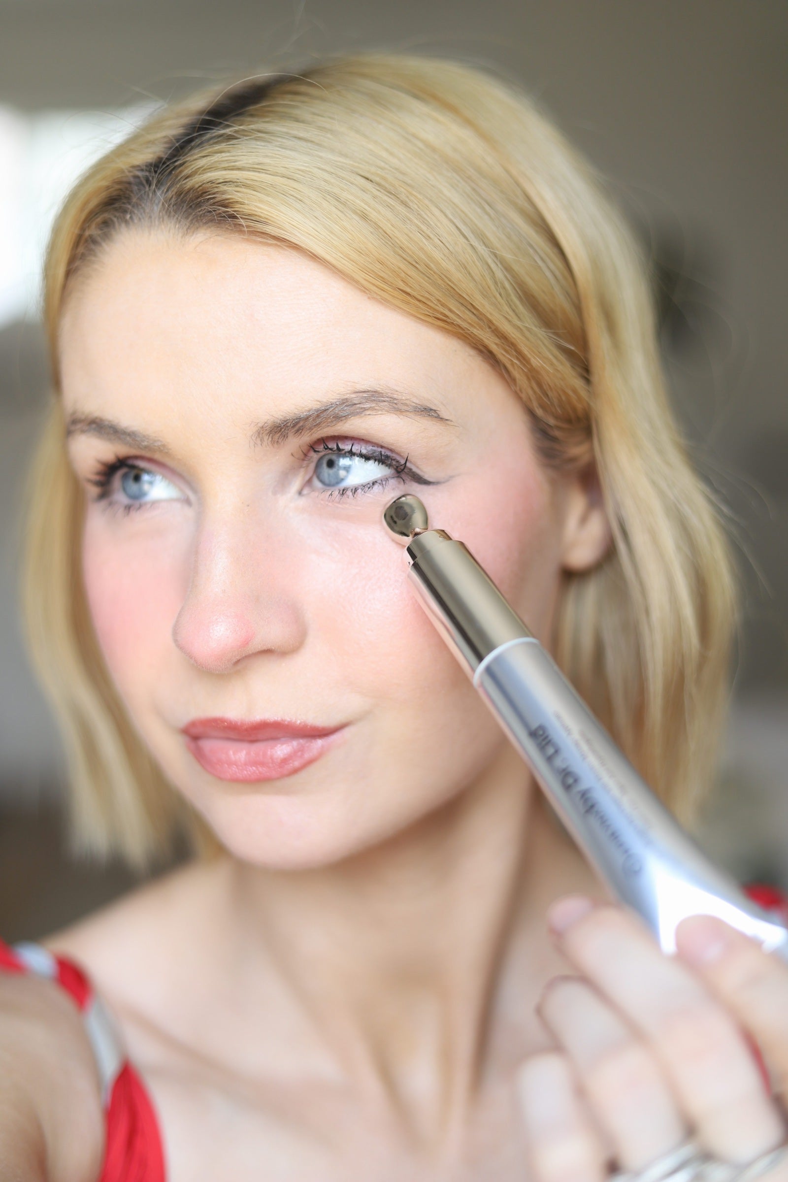 Applying EpiLynx gluten-free vegan anti-wrinkle eye cream under the eye with the cooling applicator