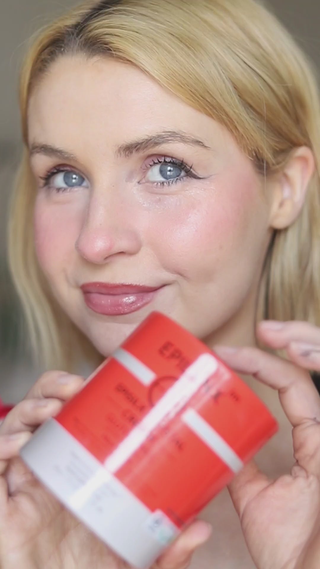 Video: patting EpiLynx Episilk Crystal wrinkle-smoothing face cream onto the skin