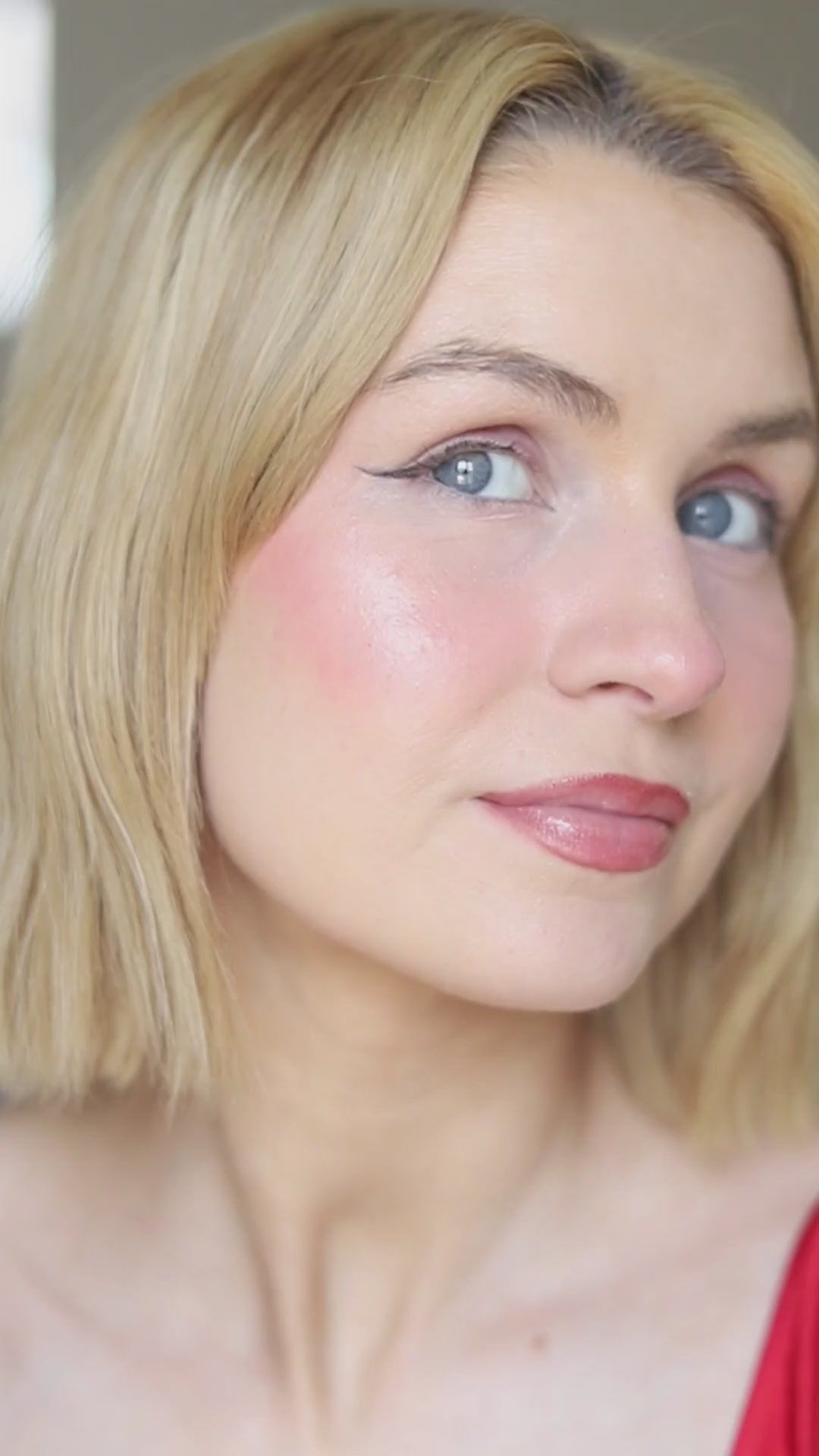 Video: applying EpiLynx 2-step volume mascara to the lashes