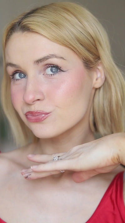 Video: rolling the EpiLynx anti-wrinkle eye cream applicator under the eye